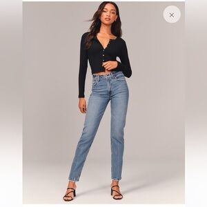 Abercrombie & Fitch The Mom High Rise in Medium Blue Denim